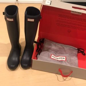 Hunter navy blue rain boots